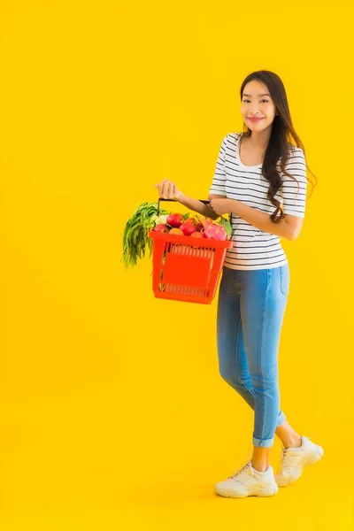 Retrato Bela Jovem Asiática Mulher Com Supermercado Cesta Carrinho Supermercado — Fotografia de Stock