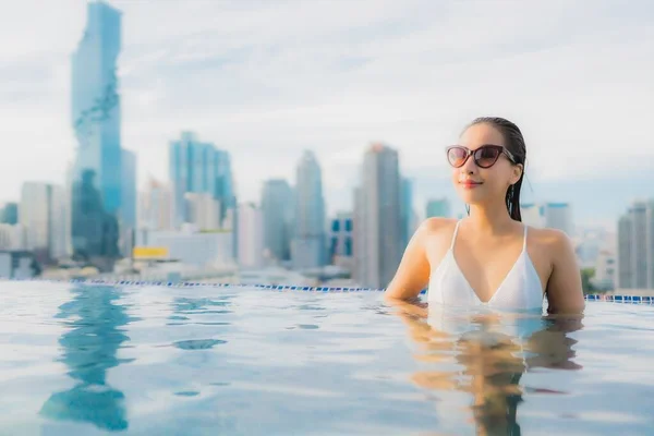 Retrato Hermosa Joven Mujer Asiática Relajarse Feliz Sonrisa Ocio Alrededor — Foto de Stock