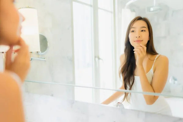 Retrato Hermosa Joven Asiática Mujer Check Maquillaje Cara Espejo Baño — Foto de Stock