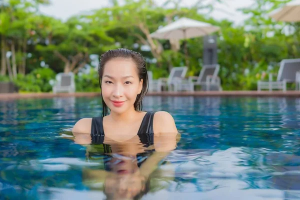 아름다운 레저는 휴가를 보내기 수영장에서 미소를 짓는다 — 스톡 사진