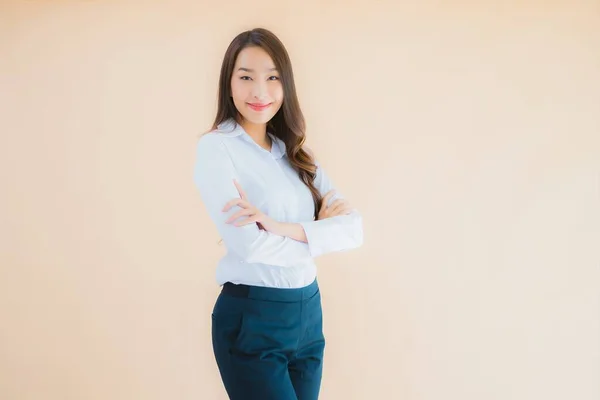 Portré Gyönyörű Fiatal Ázsiai Üzletasszony Akcióban Elszigetelt Színes Háttér — Stock Fotó