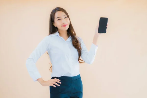 Portrait Belle Jeune Femme Asiatique Affaires Avec Téléphone Portable Intelligent — Photo