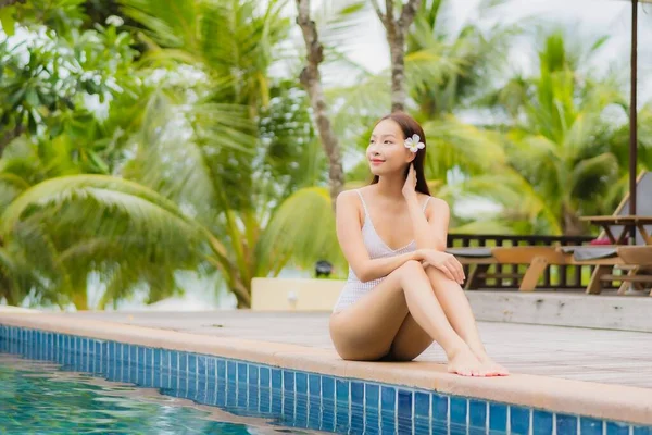 Portrait Schöne Junge Asiatische Frau Lächeln Entspannen Rund Freibad Resort — Stockfoto