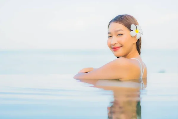 美しい若いアジアの女性の肖像ホテルリゾートの屋外スイミングプールの周りの笑顔をリラックス海のビーチの海の近く — ストック写真