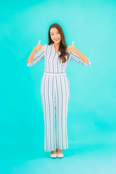 Porträt Schöne Junge Asiatische Frau Lächeln Aktion Auf Blauem Hintergrund — Stockfoto