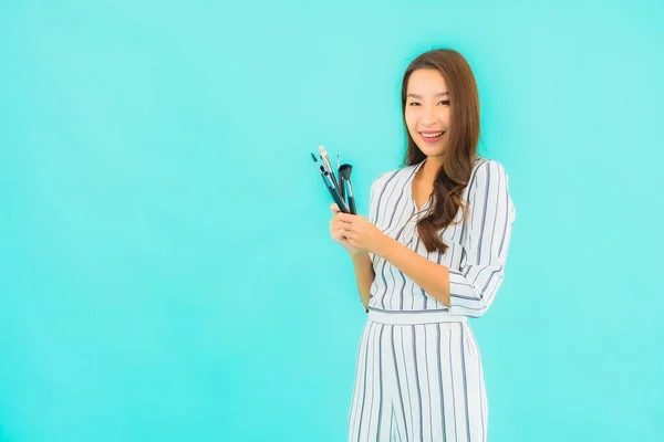 Porträt Schöne Junge Asiatische Frau Mit Make Pinsel Und Kosmetik — Stockfoto
