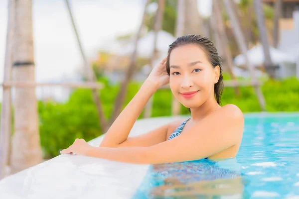Portret Piękny Młody Azjatycki Kobieta Relaks Wokół Odkryty Basen Morze — Zdjęcie stockowe