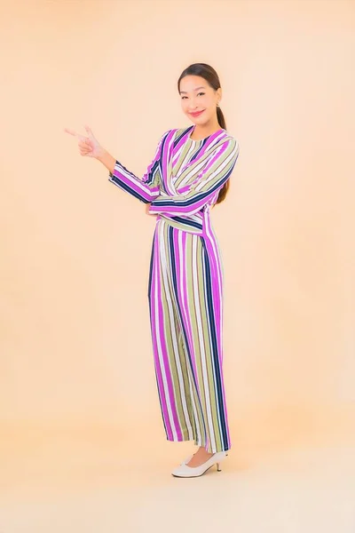 Güzel Asyalı Kadın Gülümsemesi Renkli Arka Planda Rahatla — Stok fotoğraf