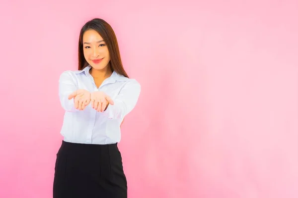 Retrato Hermosa Joven Negocio Asiático Mujer Con Acción Rosa Aislado —  Fotos de Stock