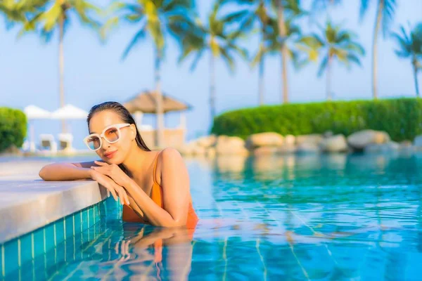 Retrato Bonito Jovem Asiático Mulher Relaxar Sorriso Lazer Redor Piscina — Fotografia de Stock