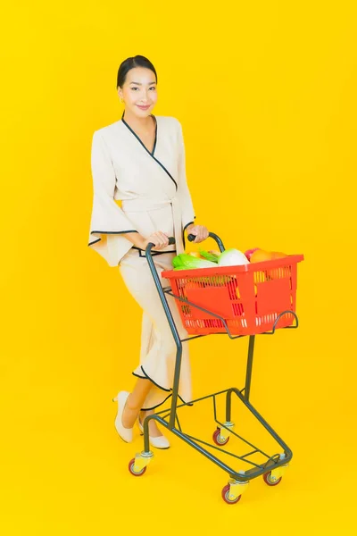 Retrato Bonito Jovem Negócio Asiático Mulher Com Compras Cesta Mercearia — Fotografia de Stock