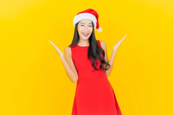 Retrato Bonito Jovem Asiático Mulher Desgaste Santa Chapéu Hairband Amarelo — Fotografia de Stock