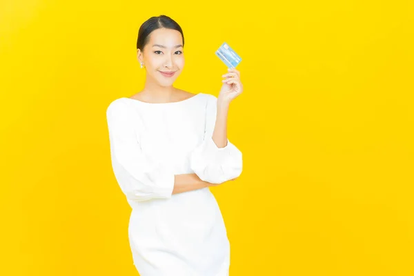 Portret Mooie Jonge Aziatische Vrouw Glimlach Met Credit Card Kleur — Stockfoto