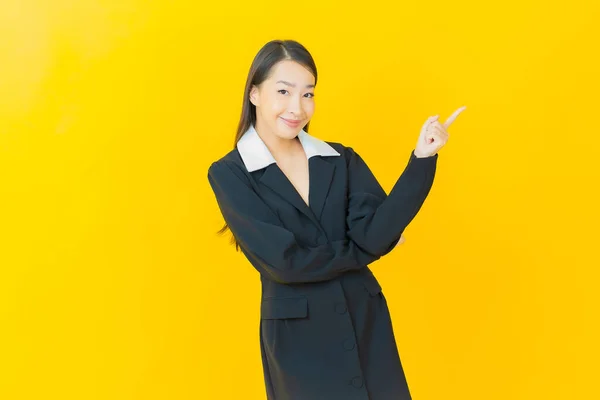 Retrato Bonito Jovem Asiático Mulher Sorriso Com Ação Cor Fundo — Fotografia de Stock