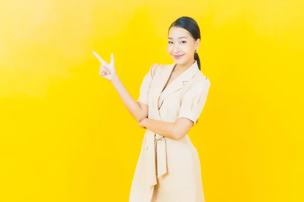 Retrato Bonito Jovem Asiático Mulher Sorriso Com Ação Cor Fundo — Fotografia de Stock