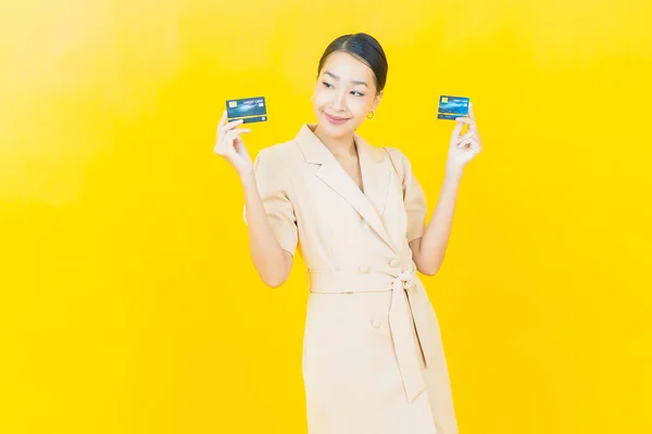 Retrato Hermosa Joven Asiática Mujer Sonrisa Con Tarjeta Crédito Color —  Fotos de Stock