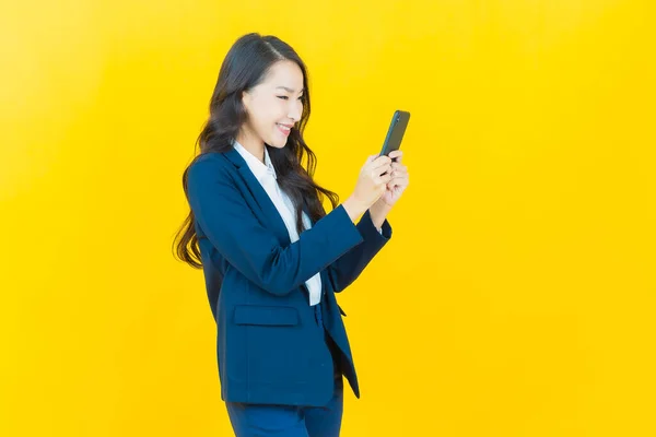 Porträt Schöne Junge Asiatische Frau Lächeln Mit Smartphone Auf Farbigem — Stockfoto