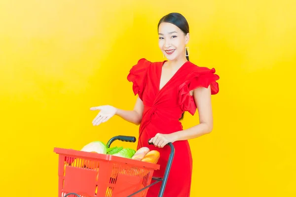 Retrato Hermosa Joven Asiática Mujer Sonrisa Con Cesta Supermercado Color — Foto de Stock