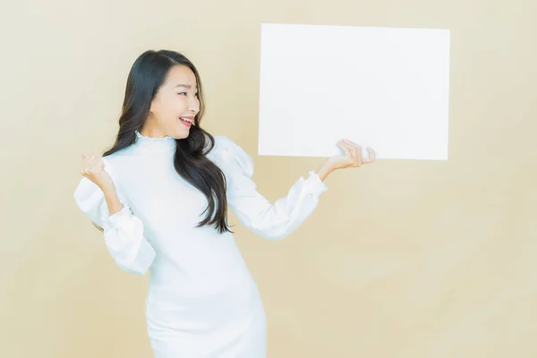 Portret Mooie Jonge Aziatische Vrouw Met Lege Witte Billboard Kleur — Stockfoto