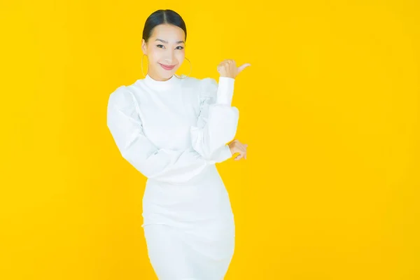 Retrato Hermosa Joven Asiática Mujer Sonrisa Con Acción Color Fondo — Foto de Stock