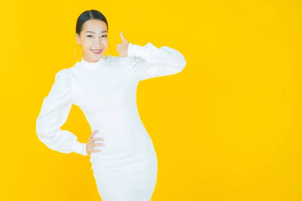 Retrato Hermosa Joven Asiática Mujer Sonrisa Con Acción Color Fondo — Foto de Stock