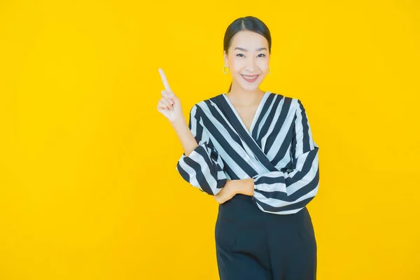 Portret Mooie Jonge Aziatische Vrouw Glimlach Met Actie Kleur Achtergrond — Stockfoto