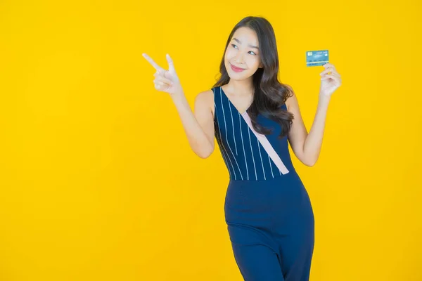 Retrato Hermosa Joven Asiática Mujer Sonrisa Con Tarjeta Crédito Color — Foto de Stock