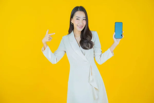 Πορτρέτο Όμορφη Νεαρή Ασιατική Γυναίκα Χαμόγελο Έξυπνο Κινητό Τηλέφωνο Στο — Φωτογραφία Αρχείου