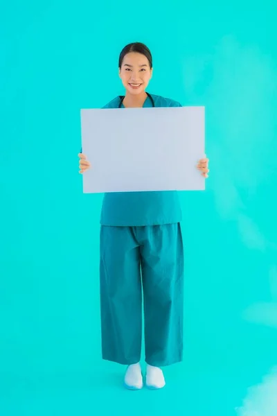 Portrait Schöne Junge Asiatische Ärztin Mit Leerem Pappkarton Für Kopierraum — Stockfoto