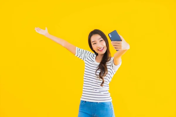 Porträt Schöne Junge Asiatische Frau Lächeln Glücklich Verwenden Smartphone Auf — Stockfoto