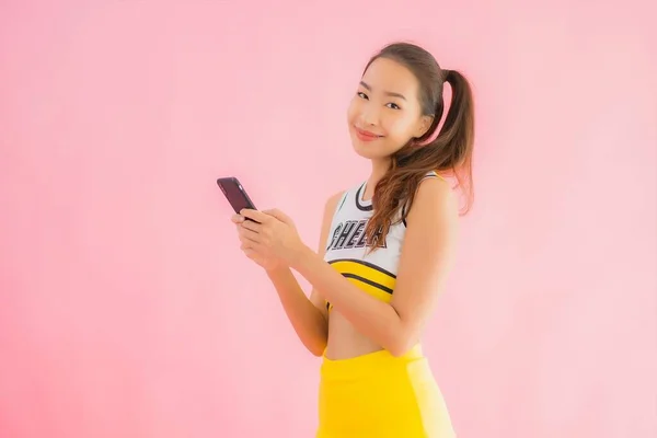 Portré Gyönyörű Fiatal Ázsiai Pompomlány Okos Mobiltelefon Rózsaszín Elszigetelt Háttér — Stock Fotó