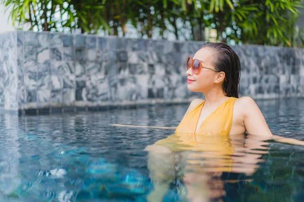 Porträt Schöne Junge Asiatische Frau Entspannen Freizeit Rund Swimmingpool Hotelresort — Stockfoto