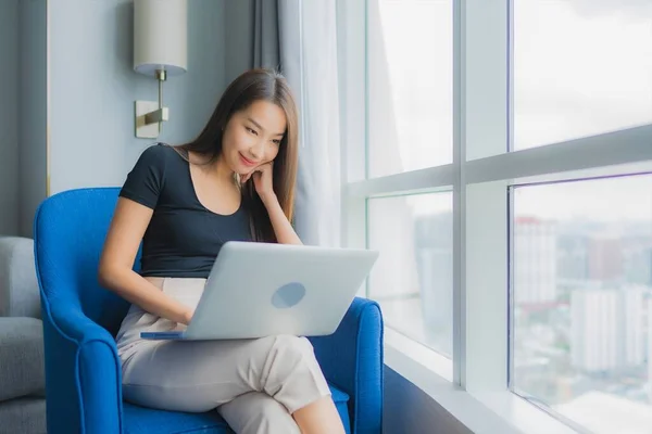 Porträt Schöne Junge Asiatische Frau Benutzt Laptop Auf Sofa Wohnzimmerbereich — Stockfoto