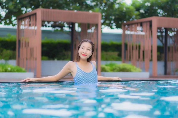 Porträtt Vacker Ung Asiatisk Kvinna Koppla Leende Fritid Runt Utomhus — Stockfoto
