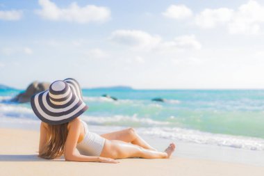 Güzel bir Asyalı kadının portresi. Rahatlayın. Plaj okyanusunda tatil yaparken gülümseyin.