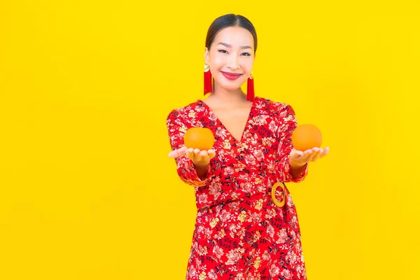 Portrait Belle Jeune Femme Asiatique Avec Des Fruits Orange Sur — Photo