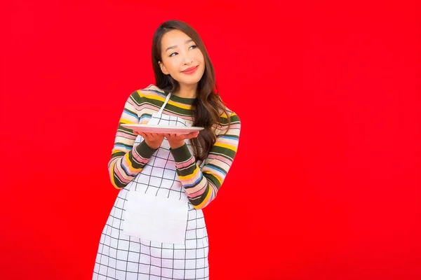 Portret Mooie Jonge Aziatische Vrouw Tonen Lege Schotel Rode Achtergrond — Stockfoto