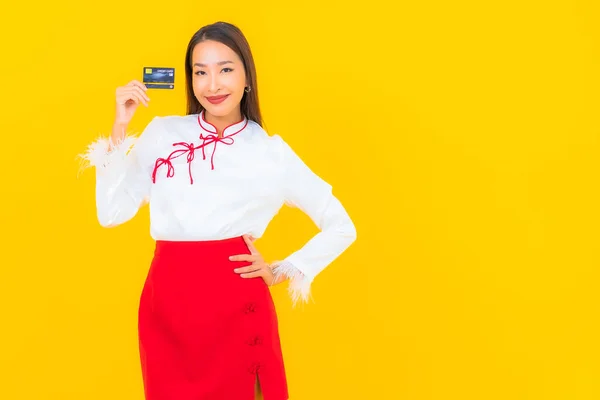 Porträt Schöne Junge Asiatische Frau Mit Kreditkarte Für Online Shopping — Stockfoto