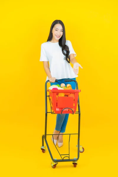 Retrato Hermosa Joven Asiática Mujer Sonrisa Con Cesta Supermercado Color — Foto de Stock