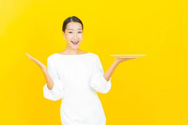 Портрет Красивая Молодая Азиатская Женщина Улыбка Пустой Тарелкой Блюдо Цветном — стоковое фото