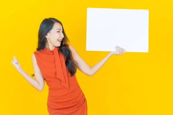 Retrato Hermosa Joven Asiática Mujer Con Vacío Blanco Cartel Color — Foto de Stock