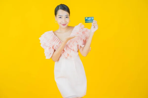 Портрет Красивая Молодая Азиатская Женщина Улыбка Кредитной Карты Цветном Фоне — стоковое фото