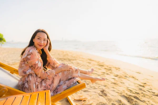 Портрет Красивих Молодих Азіатських Жінок Щаслива Посмішка Навколо Відкритому Повітрі — стокове фото