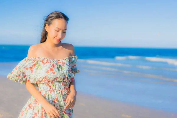 Portrait Belle Jeune Femme Asiatique Sourire Heureux Détendre Autour Plage — Photo