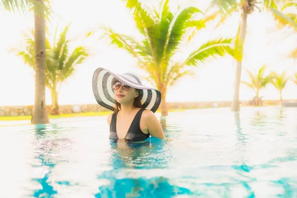 Retrato Bela Jovem Mulher Asiática Relaxar Redor Piscina Livre Hotel — Fotografia de Stock