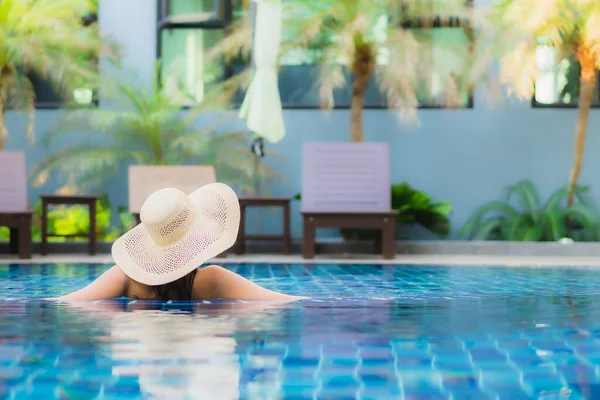 Retrato Hermosa Joven Mujer Asiática Relajarse Alrededor Piscina Complejo Hotelero — Foto de Stock