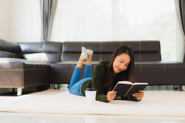 Retrato Hermosa Joven Asiática Mujer Leer Libro Con Taza Café — Foto de Stock