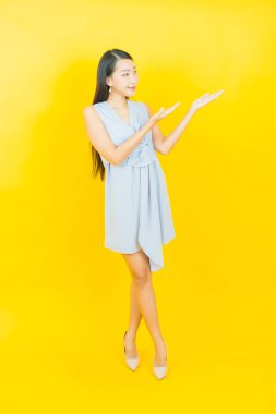 Portre güzel Asyalı kadın gülümsüyor. Renkli arka planda hareket var.