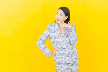 Portre güzel Asyalı kadın gülümsüyor. Renkli arka planda hareket var.