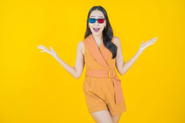 Güzel bir Asyalı kadın portresi. Arka planda 3 boyutlu gözlük takıyor.